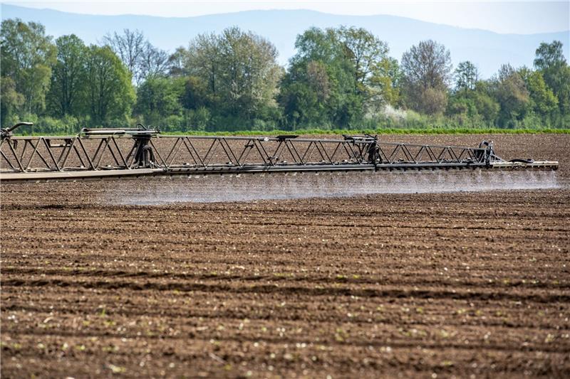 Weiter große Risiken durch Pestizid-Einsatz in Europa Ein Traktor bringt auf einem Acker im bayerischen Straubing Pflanzenschutzmittel aus.