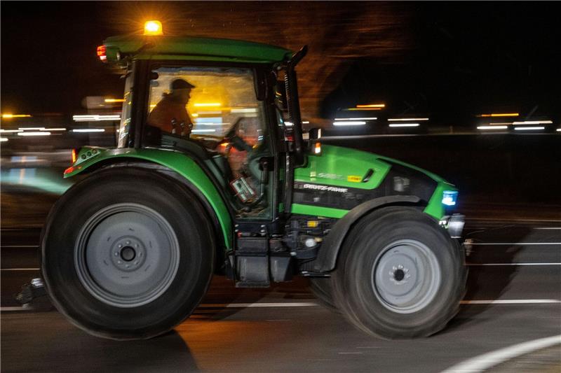 Bauern blockieren Anschlussstelle Oyten auf der Autobahn 1 Ein Traktor fährt inmitten einer Kolonne.