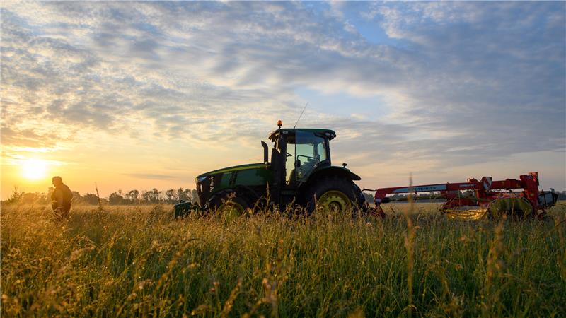 Neun Lose vor dem Zuschlag: Neue Pächter für Goslarer Ackerflächen Ein Traktor steht vor der aufgehenden Sonne auf einem Feld. Im Oktober ist Pächterwechsel bei Goslarer Landwirten angesagt.