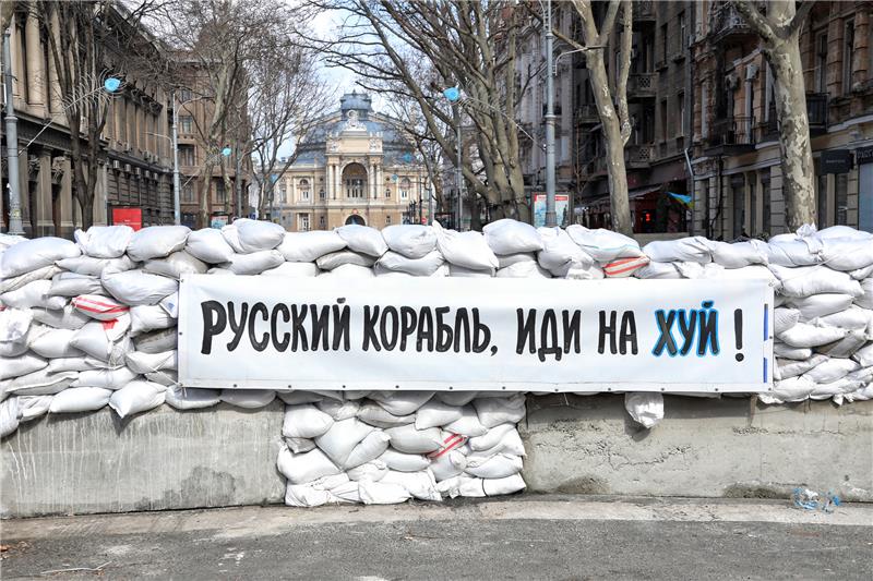 Ein Transparent mit einer Parole an die russischen Angreifer ist an einem mit Betonblöcken und Sandsäcken verstärkten Kontrollpunkt in Odessa angebracht. In der Stadt wohnt und lebt Aleksandr Antoschtschuk mit Familie. Foto: dpa