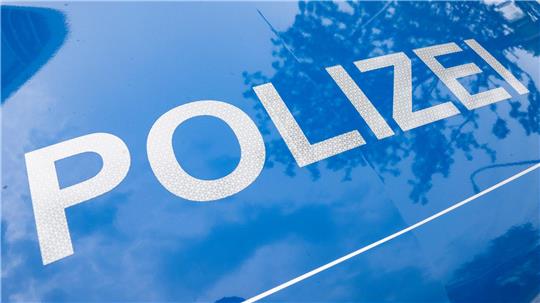 Ein Transporter ist in einer Tiefgarage stecken geblieben, weil das Fahrzeug zu hoch war. Der Fahrer war laut Polizei sturzbetrunken. (Symbolbild)