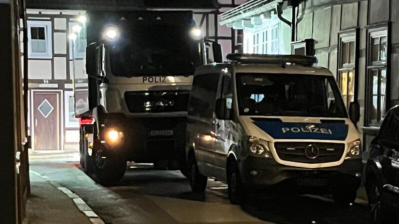 Ein Transporter und ein Lastwagen der Polizei an der Feld- und Bergstraße.