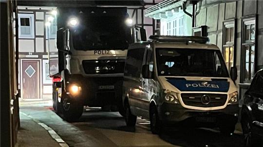 Ein Transporter und ein Lastwagen der Polizei an der Feld- und Bergstraße.