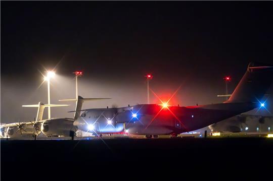 Ein Transportflugzeug vom Typ A400M der Luftwaffe landet am Fliegerhorst Wunstorf.