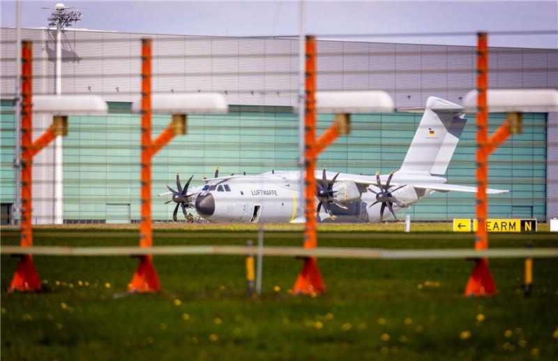 Evakuierung aus dem Sudan abgebrochen Ein Transportflugzeug vom Typ Airbus A400M der Luftwaffe steht auf dem Fliegerhorst Wunstorf in der Region Hannover.