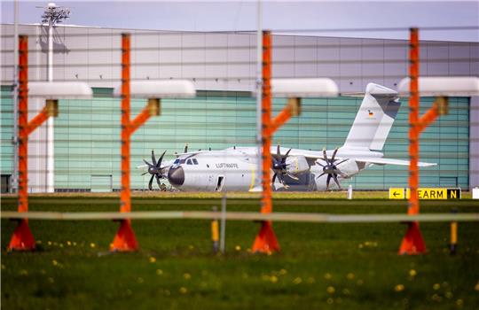 Ein Transportflugzeug vom Typ Airbus A400M der Luftwaffe steht auf dem Fliegerhorst Wunstorf in der Region Hannover.