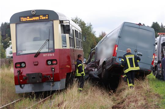 Ein Triebwagen der Harzer Schmalspurbahnen ist am Mittwochvormittag an einem unbeschrankten Bahnübergang in Benneckenstein mit einem Kleintransporter zusammengestoßen. Durch den Zusammenprall verletzte sich der 29-Jährige Fahrer des Transporters leicht. Foto: Matthias Bein/dpa