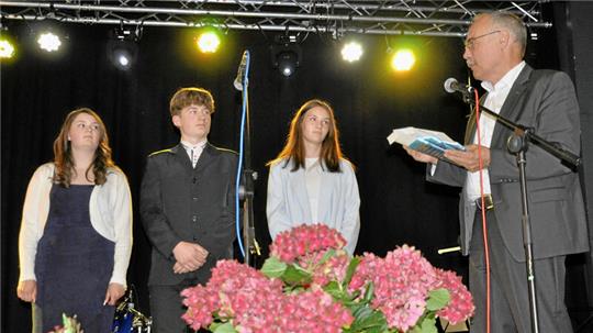 Ein Trio mit den besten Noten (v.l.): Maja Rosenplänter (1,5), Niklas Weinkopf (1,35) und Ylva Brumm (1,5) erhalten von Jens Kloppenburg die Rotarier-Prämien.