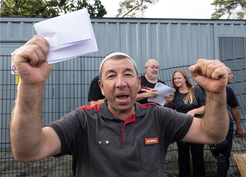 Fahrerstreik in Gräfenhausen beendet Ein Trucker jubelt auf der Raststätte Gräfenhausen, wo er seit mehr als zwei Monaten mit rund 80 anderen LKW-Fahrern für die Auszahlung seines Lohnes gestreikt hat.