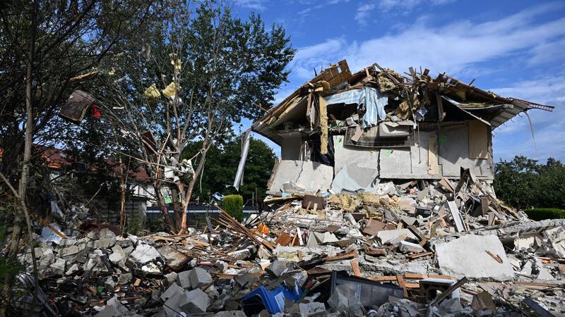Ein Trümmerfeld bleibt nach der Hausexplosion in Memmingen   