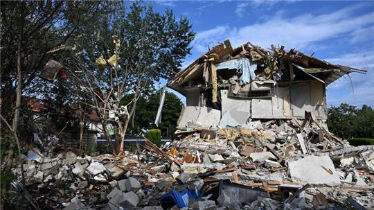 Ein Trümmerfeld bleibt nach der Hausexplosion in Memmingen   