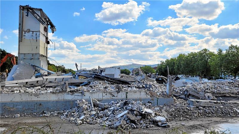 Schutt und Asche: Der Real-Markt ist Geschichte Ein Trümmerhaufen in der Gutenbergstraße. Der Abriss ist fast abgeschlossen. Foto: Skuza