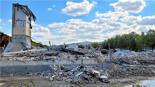 Ein Trümmerhaufen in der Gutenbergstraße. Der Abriss ist fast abgeschlossen. Foto: Skuza
