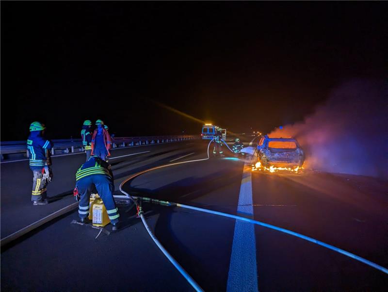 Kia brennt nach Unfall auf A7 bei Seesen vollständig aus Ein Trupp unter Atemschutz bekämpfte das Feuer mit Schaum. Foto: Feuerwehr Seesen