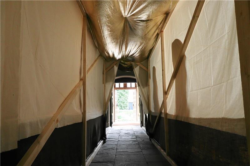 Ein Tunnel führt die Besucher vom Kircheneingang mitten ins Geschehen.