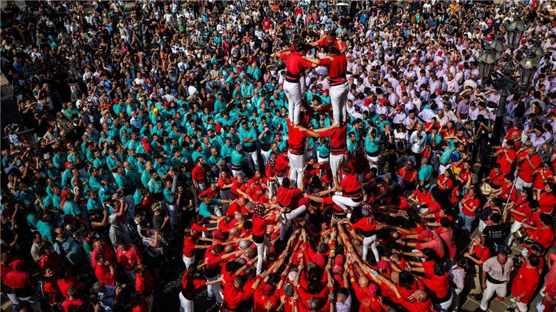 Ein Turm aus Menschen entsteht beim „Castellers“-Tag im Rahmen des La Mercè-Festival  in Barcelona.