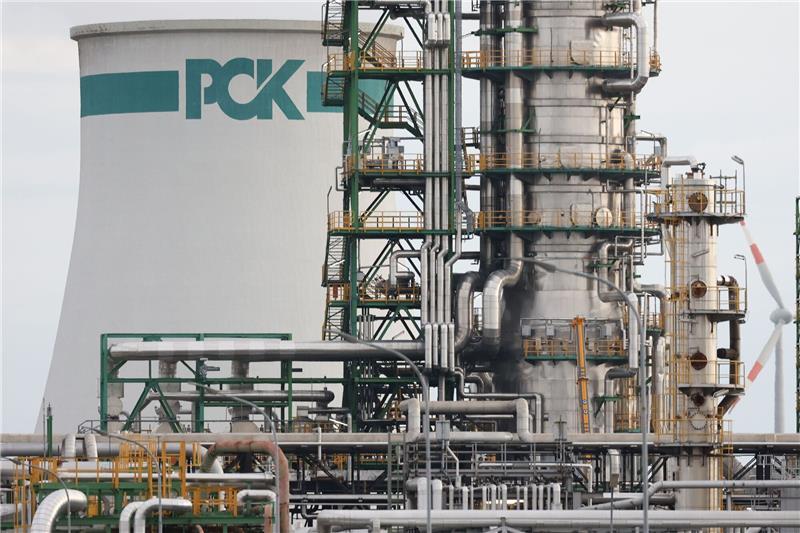 Verhandlungen über Öl aus Kasachstan für PCK gehen weiter Ein Turm mit einem PCK-Logo ist auf dem Gelände der PCK-Raffinerie zu sehen. Nach dem Einfuhrstopp für russisches Öl nach Deutschland kommen alternative Lieferungen mit Öl zu der Raffinerie in Schwedt.