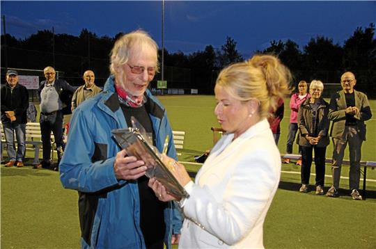„Ein Turner mit Leib und Seele“: Oberbürgermeisterin Urte Schwerdtner zeichnet Jürgen Blume auf dem Jerstedter Sportplatz mit der Ehrennadel aus.  Foto: Hohaus