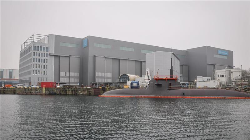 Ein U-Boot vor der Kieler Werft von TKMS.