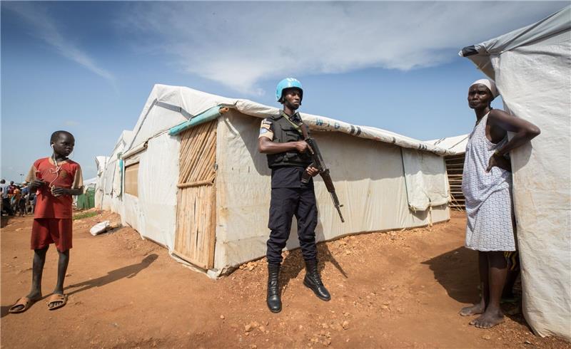 Viele Tote nach Auseinandersetzungen im Südsudan Ein UN-Soldat in einem bewachten Flüchtlingslager für Zivilisten (Archivbild).