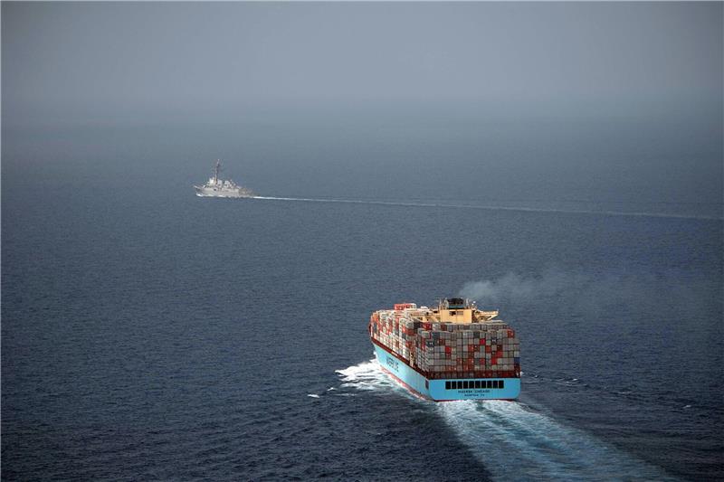 Containerschifffahrt im Roten Meer rückläufig Ein US-Lenkwaffenzerstörer begleitet ein Handelsschiff, das mit Containern beladen ist.