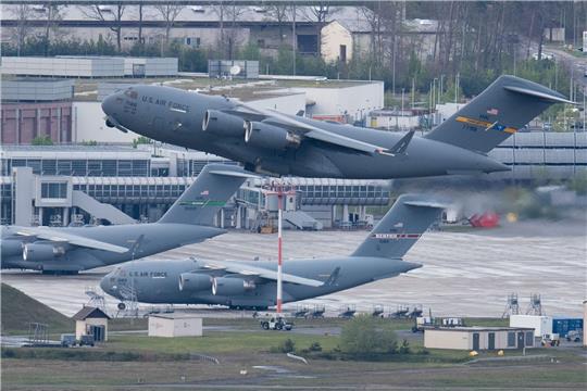 Ein US-Militärtransportflugzeug hebt vom US-Luftwaffenstützpunkt Ramstein ab.