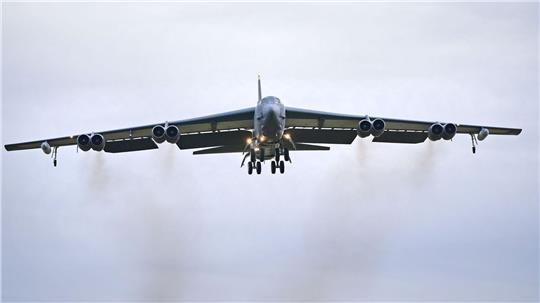 Ein US-Passagierflugzeug musste einem Militärflugzeug ausweichen. (Symbolbild)