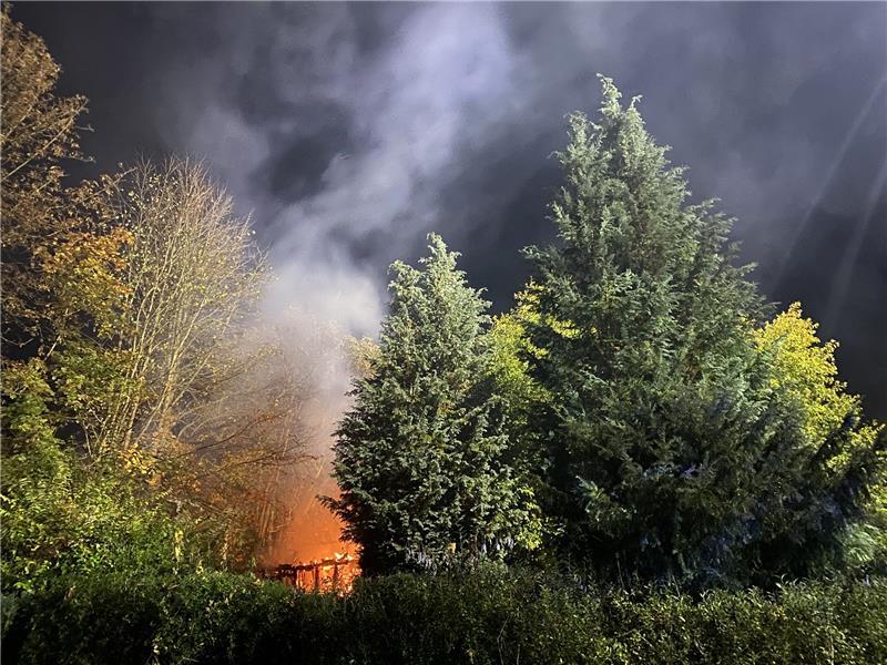 Goslar: Gartenlaube brennt nieder – Polizei ermittelt Ein Übergreifen des Brandes konnte verhindert werden. Foto: Feuerwehr Goslar
