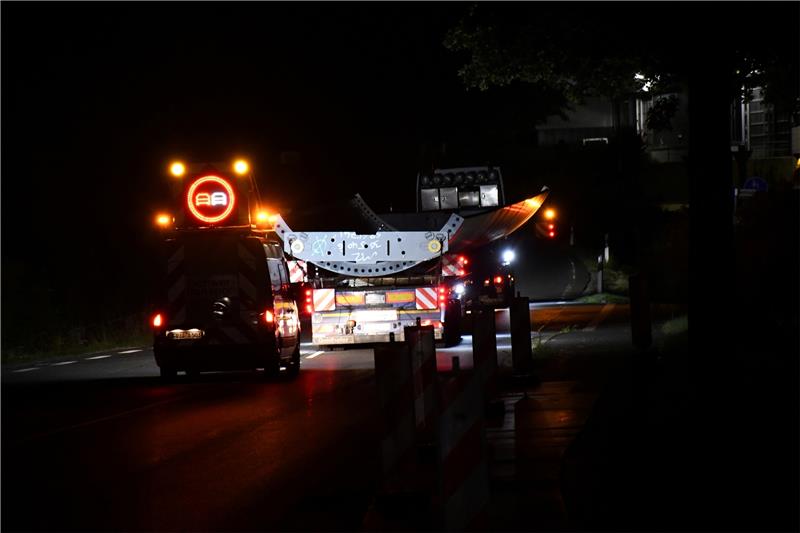 Windpark Bornhausen: Im Oktober soll schon der erste Strom fließen Ein Überholen der Schwertransporte, die von Cuxhaven oder dem dänischen Esbjerg aus Seesen ansteuern, ist nicht möglich.
