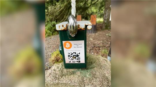 Ein Unbekannter hat einen QR-Code auf eine Spendendose des Harzklubs Schulenberg geklebt, die GZ hat den Code extra unkenntlich gemacht.