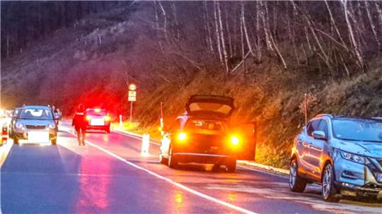 Mehrere Autos stehen auf der Straße.