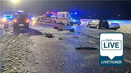 Mehrere Fahrzeuge, Unfallwagen und Rettungswagen, stehen auf der A 7.