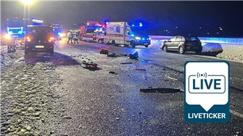 Mehrere Fahrzeuge, Unfallwagen und Rettungswagen, stehen auf der A 7.