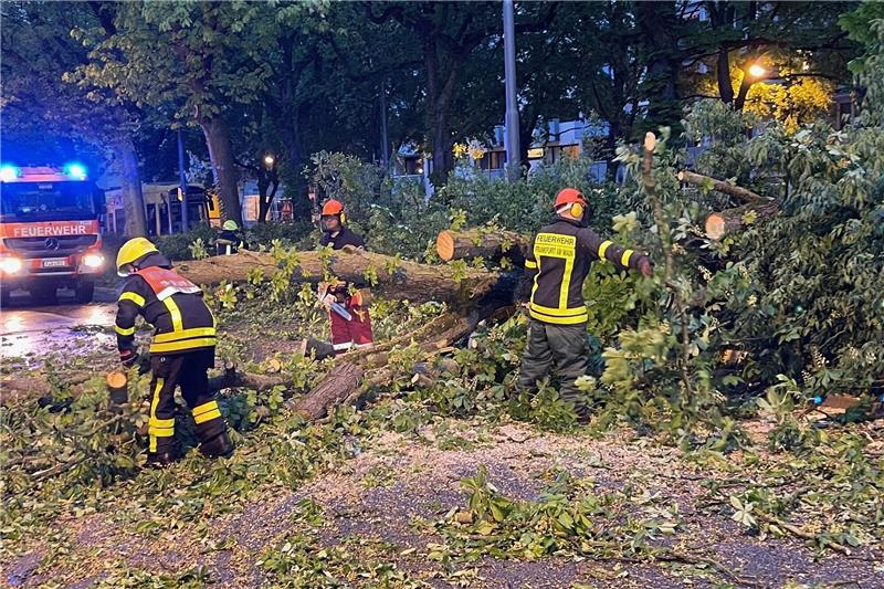Unwetter in der Nacht: Passanten verletzt, Züge verspätet Ein Unwetter fegt über Deutschland hinweg, sorgt in einigen Regionen für Sachschäden.
