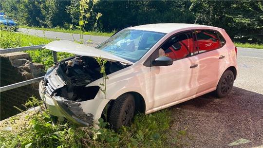 Ein VW Golf ist am Dienstagnachmittag auf der B 248 gegen ein Brückengeländer geprallt.