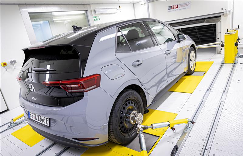 Alle wollen Technik – nur nicht im Job Ein VW ID.3 steht auf einem neuen Klimarollenprüfstand im Niedersächsischen Forschungszentrum Fahrzeugtechnik (NFF) in Braunschweig. In der Studie zur Berufswahl junger Menschen belegte Fahrzeugtechnik einen Rang im Mittelfeld. Foto: Moritz Frankenberg/dpa