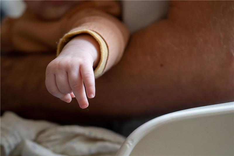 Zahl der Geburten auf niedrigstem Stand seit 2013 Ein Vater trägt seine Tochter auf dem Arm.