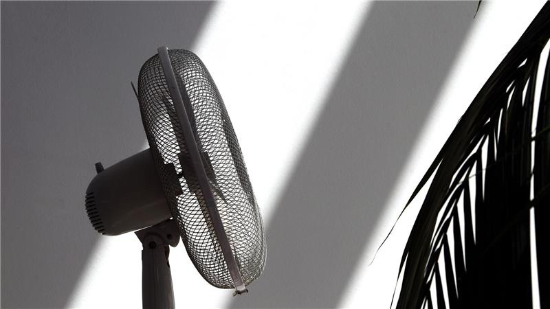 Ein Ventilator verschafft zumindest ein bisschen frische Luft bei Hitze.