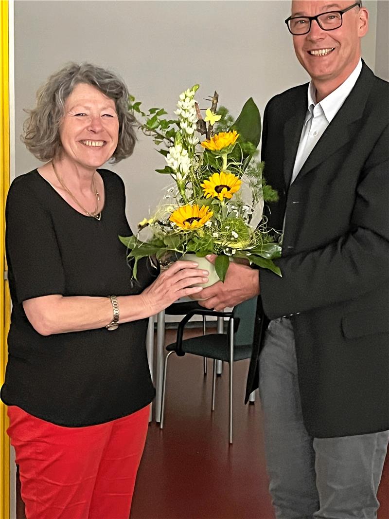 Goslarer Rektorin geht: Das erste Tschüss für Jutta Schober Ein Verbund sagt Servus: Jutta Schober nimmt aus den Händen von Stephan Petry Blumen zum Abschied in Empfang. Foto: Privat
