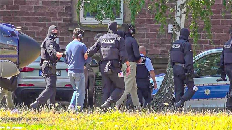 Polizei zerschlägt mutmaßliche islamistische Terrorzelle Ein Verdächtiger wird von Polizisten zur Vorführung vor dem Haftrichter gebracht.