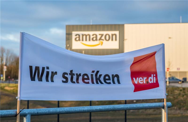 „Make Amazon pay!”: Beschäftigte demonstrieren für mehr Geld Ein Verdi Banner mit der Aufschrift: «Wir streiken» steht vor dem Amazon-Logistik-Zentrum.