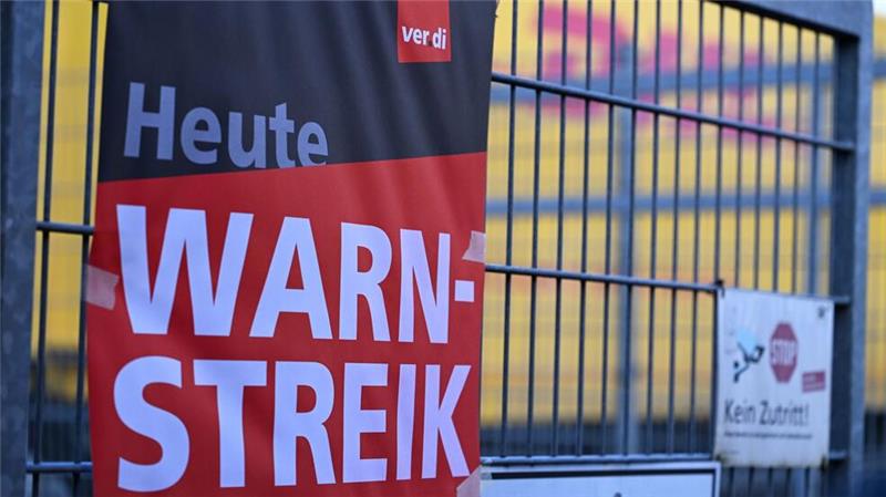 Ein Verdi-Plakat an einem Eingangstor eines DHL-Standorts - auch am Donnerstag sind vielerorts solche Hinweise zu sehen.
