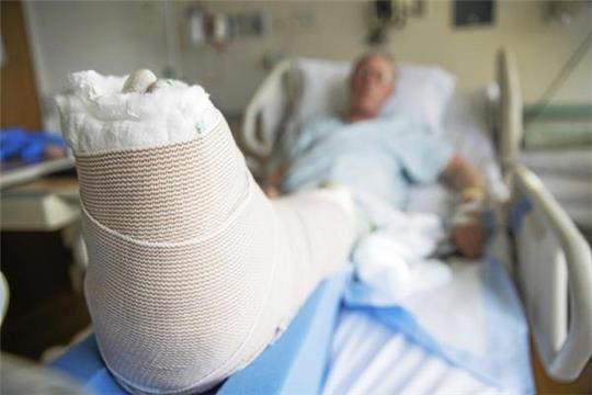 Ein Verdienstausfall bei längerer Krankheit sollte abgesichert sein. Foto: MPH Photos/Shutterstock