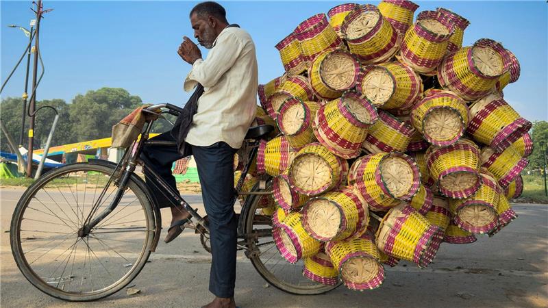 Bilder des Tages Ein Verkäufer verkauft bunte Bambuskörbe am Straßenrand im nordindischen Bundesstaat Uttar Pradesh.
