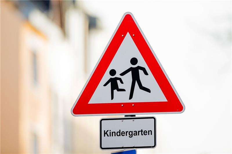 Haushalt 2025: DGB fordert massive Investitionen in Kitas Ein Verkehrsschild mit dem Hinweis «Kindergarten» steht vor einer Kindertagesstätte.