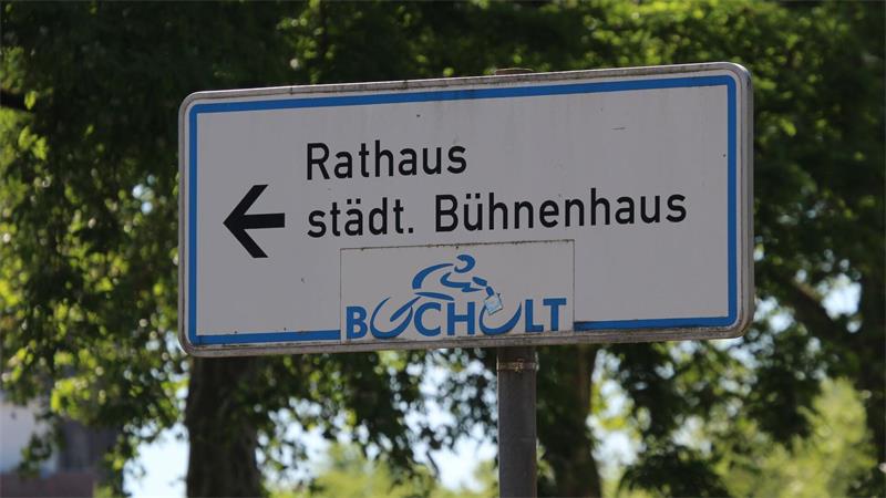 Ein Verkehrsschild mit der Aufschrift „Rathaus städt. Bühnenhaus“. (Archivbild)