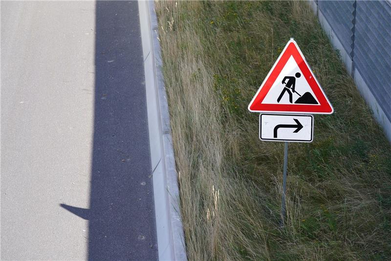 A261 von Hamburg nach Bremen für fünf Tage gesperrt Ein Verkehrsschild weist auf Bauarbeiten an einer Autobahn hin.