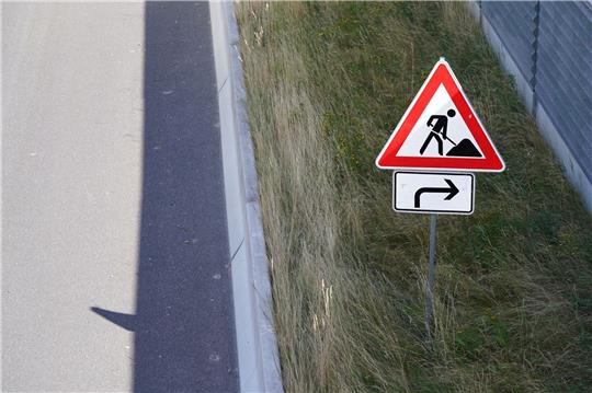 Ein Verkehrsschild weist auf Bauarbeiten an einer Autobahn hin.