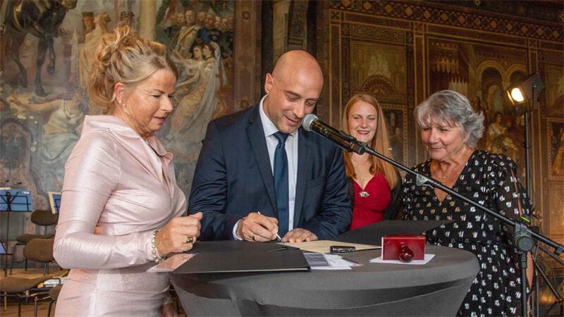 Partnerstädte Goslar und Beroun beschließen Musik-Kooperation Ein Vertrag, der die musikalische Städtepartnerschaft besiegelt: Die Goslarer Oberbürgermeisterin Urte Schwerdtner (von links), der Goslarer Musikfestleiter Johannes Krebs, die Leiterin des Klassik-Festivals „Talichův Beroun“ Karolina Froňková und die Berouner Bürgermeisterin Soňa Chalupová unterzeichnen die Kooperationsvereinbarung.
