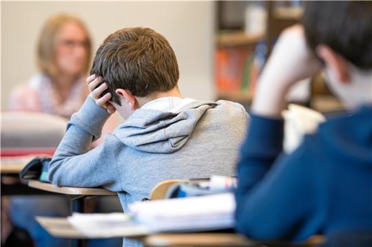Ein Viertel der Viertklässler hat Schwierigkeiten beim Lesen. Foto: Becker/dpa